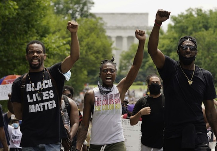 Manifestantes hoy en Washington, en el duodécimo día de protestas antirracistas tras la muerte de George Floyd. (Drew ANGERER/AFP)