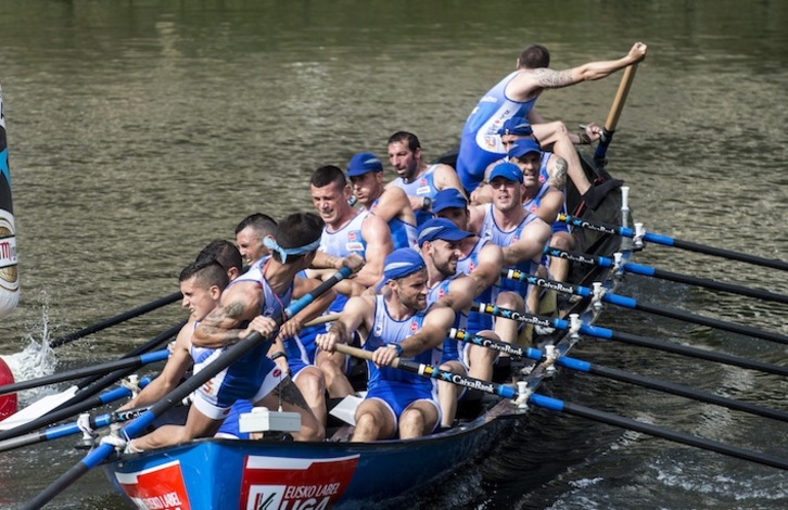 La trainera de Astillero, durante la pasada temporada (Marisol RAMÍREZ / FOKU)