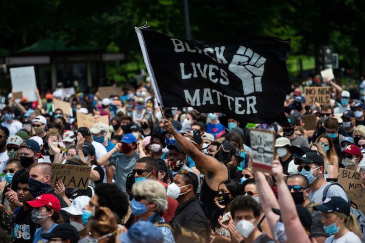 Una de las manifestaciones realizada el sábado en Washington con el lema Black Lives Matter siempre presente. (Roberto SCHMIDT/AFP)