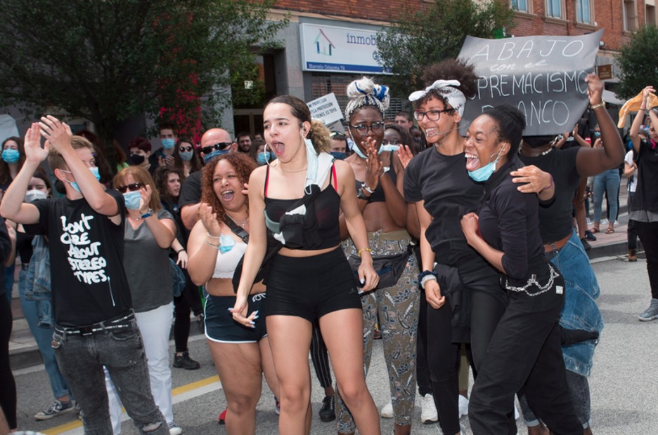 Arraza beltzeko pertsonak protagonista izan ziren protestetan. (Iñigo URIZ / FOKU)