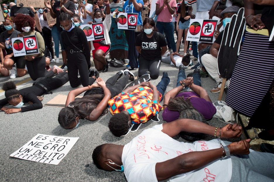 Arraza beltzeko pertsonak protagonista izan ziren protestetan. (Iñigo URIZ / FOKU)