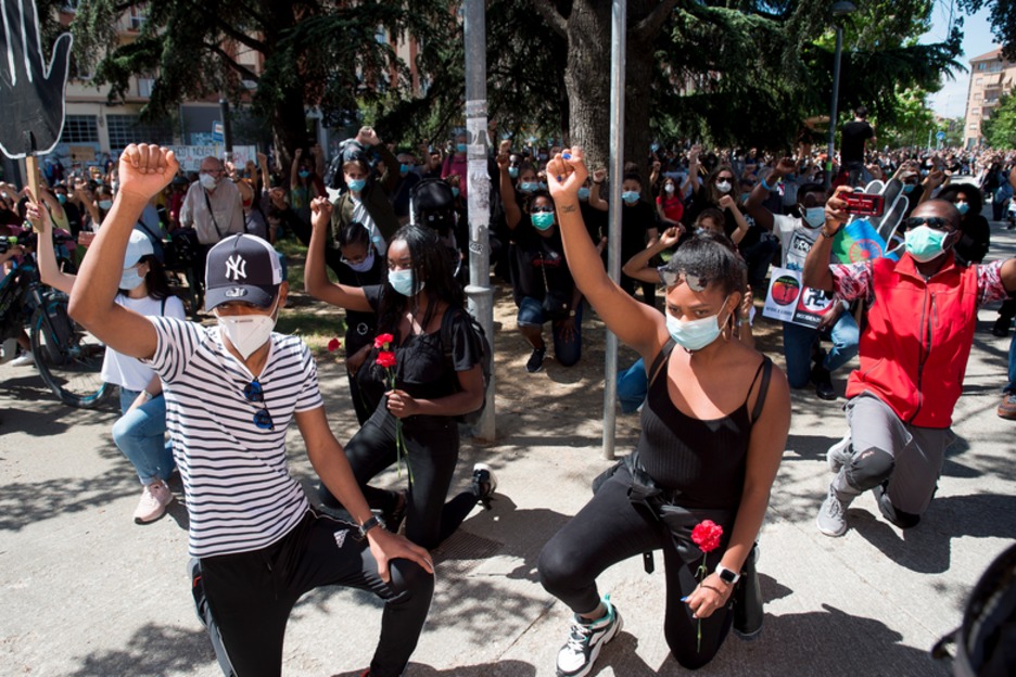 Lore eskaintza egin zuten Iruñean. (Iñigo URIZ / FOKU)
