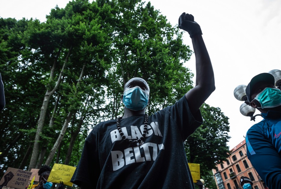 Fermin Muguruzaren ‘Black is beltza’, mezu oso aproposa. (Aritz LOIOLA / FOKU)