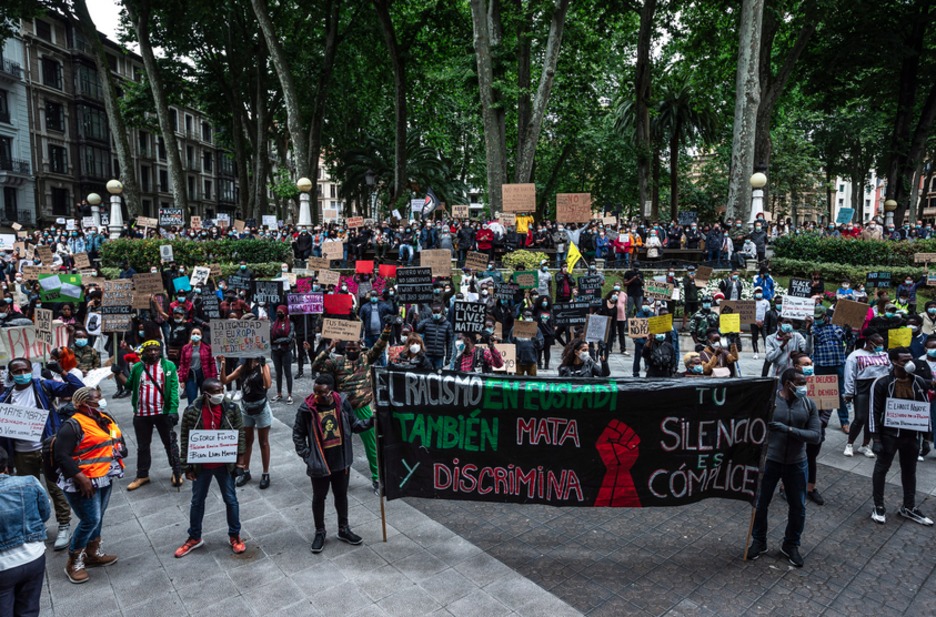 Elkarretaratze jendetsua egin dute Bilbon. (Aritz LOIOLA / FOKU)