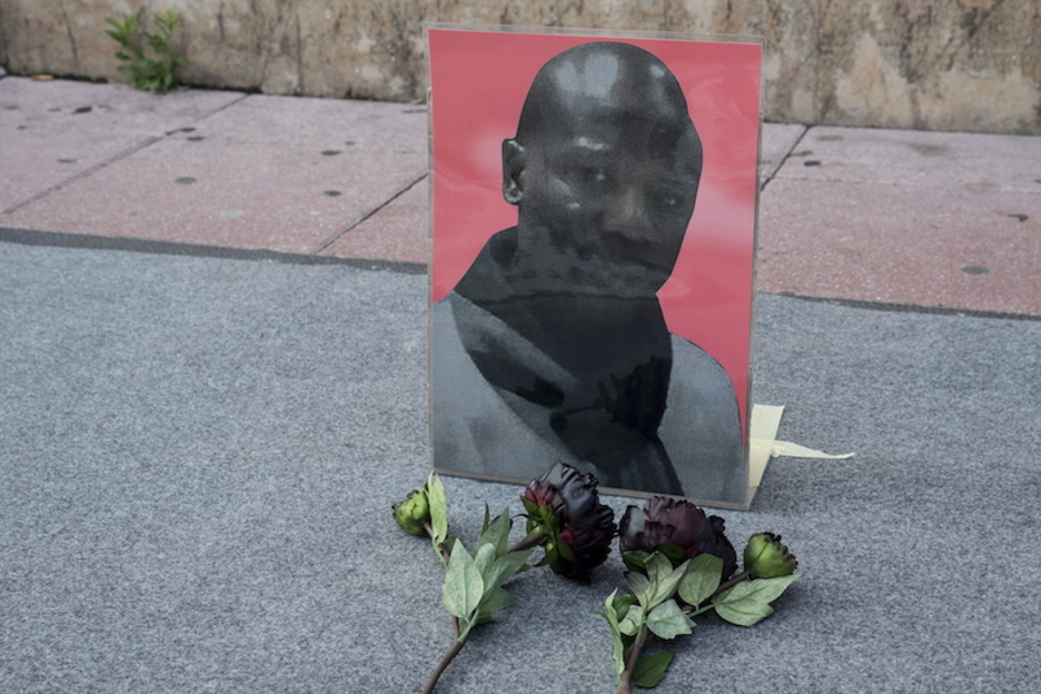 Eijadhi Ndiaye, fallecido en 2016 tras una detención brutal, en Iruñea. (Iñigo URIZ | FOKU)