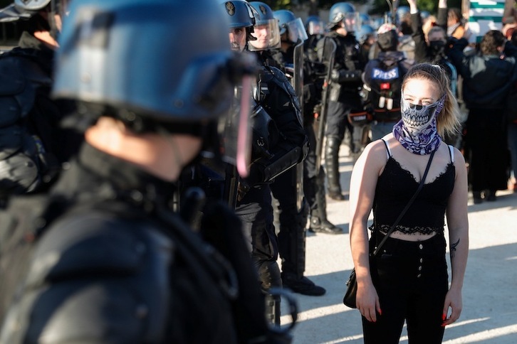 Joan den astean Poliziaren biolentziaren eta arrazakeriaren aurkako protesta Parisen. (Geoffroy VAN DER HASSELT-AFP) 