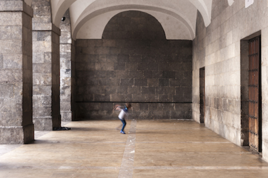 Jugando a pelota en el kontzejupe de Azkoitia. (Dabid ARGINDAR)