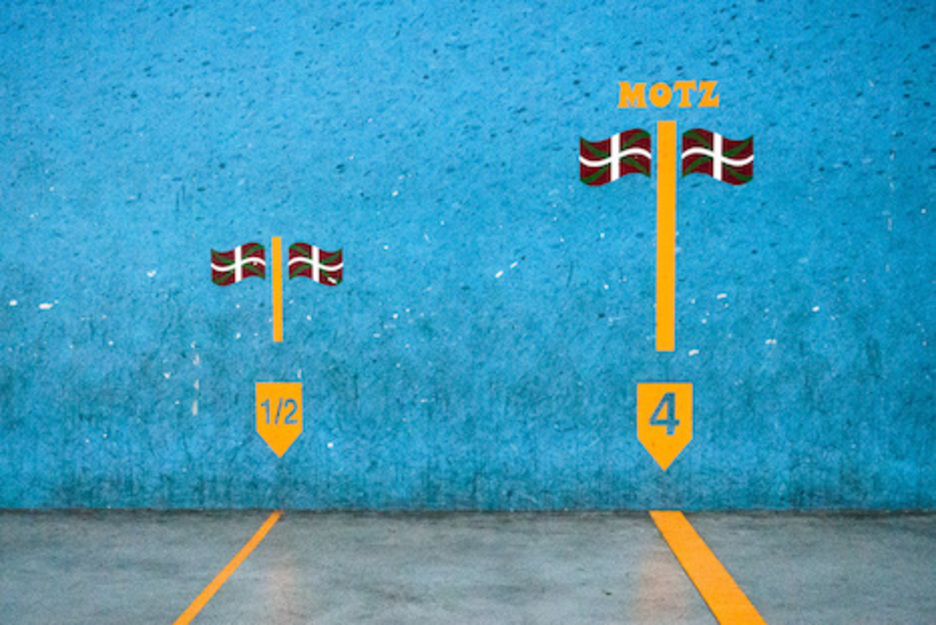 Marca de los límites en la cancha. (Dabid ARGINDAR)