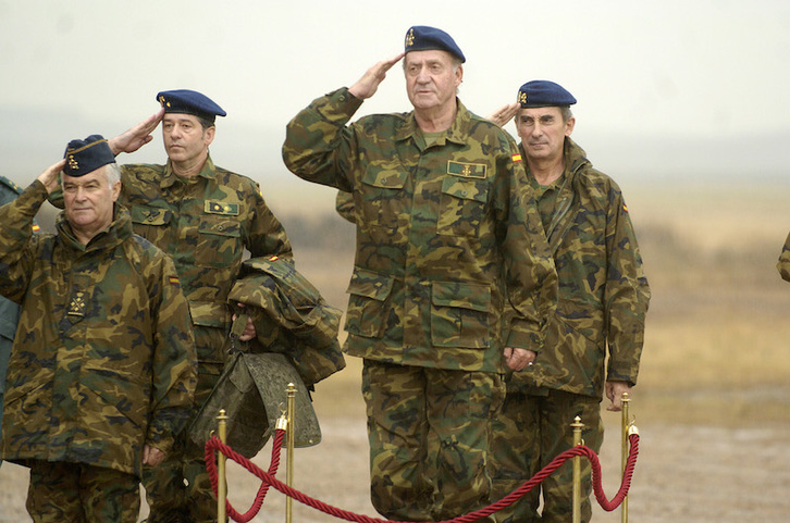 Juan Carlos de Borbón, en unas maniobras militares en Ablitas en 2007. (Iñigo URIZ | FOKU)