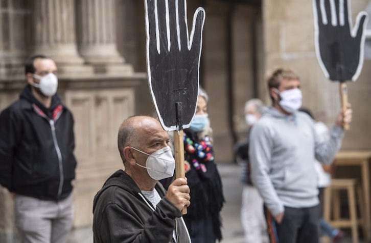Rueda de prensa de varios colectivos frente al Ayuntamiento de Iruñea. (Jagoba MANTEROLA/FOKU)