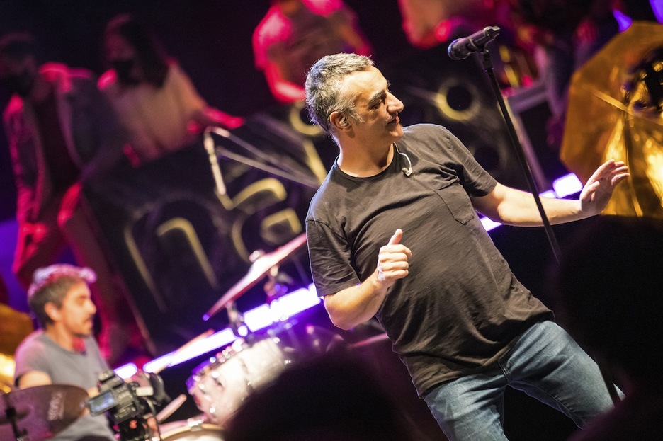 Alex Sardui volvió a cantar en directo después de tres meses. (Gaizka PEÑAFIEL) Alex Sardui volvió a cantar en directo después de tres meses. (Gaizka PEÑAFIEL)