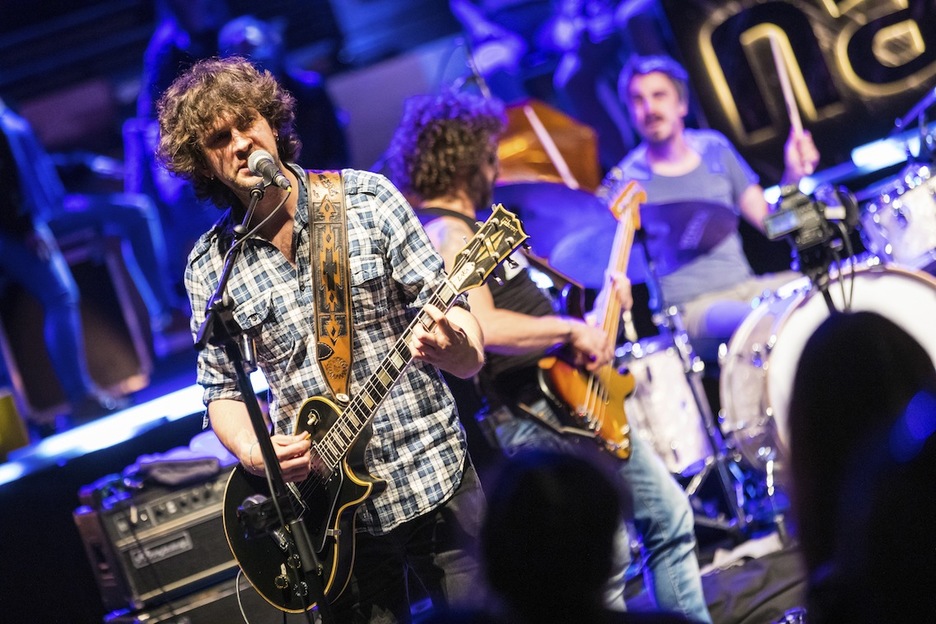 El grupo se vio arropado por el público tanto delante como detrás del escenario. (Gaizka PEÑAFIEL) El grupo se vio arropado por el público tanto delante como detrás del escenario. (Gaizka PEÑAFIEL)