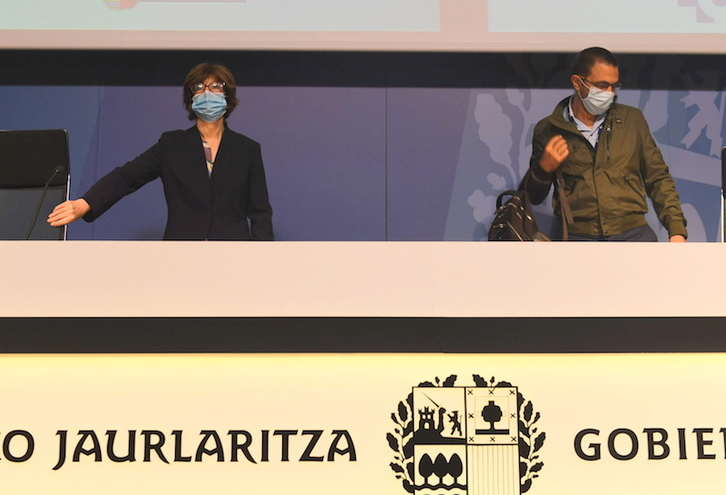 La consejera Murga, al llegar a la rueda de prensa en que ha dado cuenta de estos dos rebrotes. (Raúl BOGAJO | FOKU)