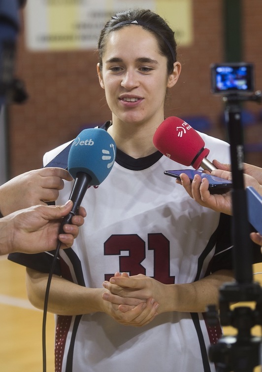 Itziar Ariztimuño, komunikabideen aurrean hitz egiten (Luis JAUREGIALTZO / FOKU)