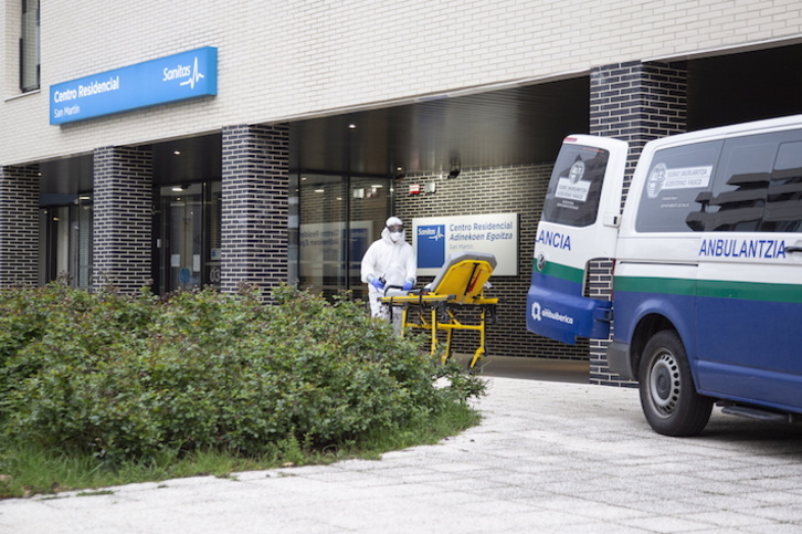 Una ambulancia se dispone a trasladar un paciente en la residencia San Martín de Gasteiz. (Endika PORTILLO/FOKU)