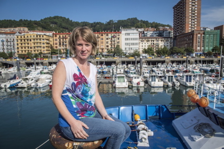 Oihane Cabezas Basurko, investigadora de AZTI, en el puerto de Pasaia. (Gorka RUBIO/FOKU)