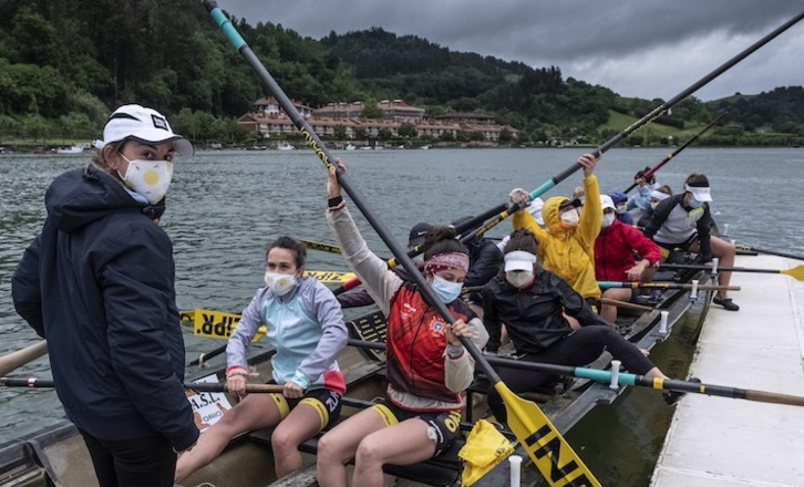 Orioko neskak, entrenatzera irtetzeko prest, Nadeth Agirre patroi dutela (Jon URBE / FOKU)