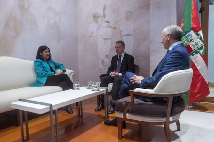 La ministra Carolina Darias se reunió el 20 de febrero con el lehendari, Iñigo Urkullu, y el consejero Josu Erkoreka. (Juanan RUIZ/FOKU)