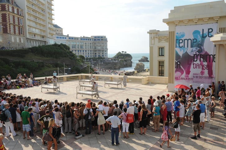 El festival Temps de Aimer la Danse en la plaza del Casino en Biarritz. (Gaizka IROZ)