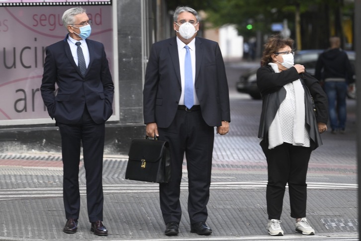 Los dos altos cargos de Osakidetza investigados por la OPE llegan al juzgado. (Raúl BOGAJO/FOKU)