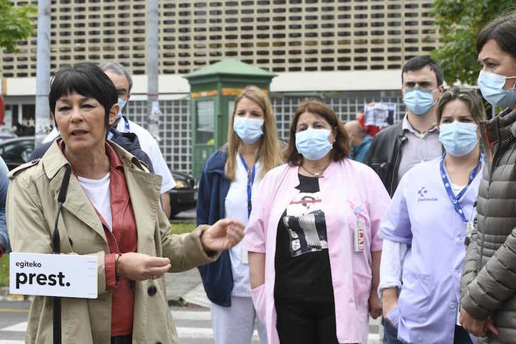 Iriarte, junto a profesionales sanitarios hoy en Usansolo. (EH Bildu)