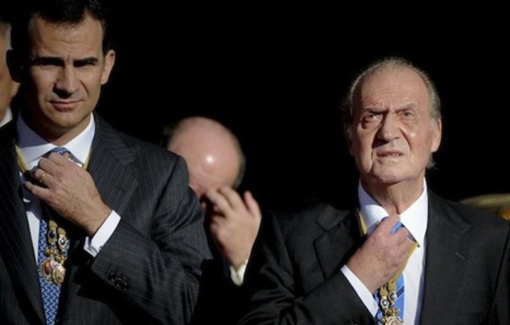 Juan Carlos de Borbón y su hijo Felipe, en una imagen de archivo. (Pedro ARMESTRE/AFP). 