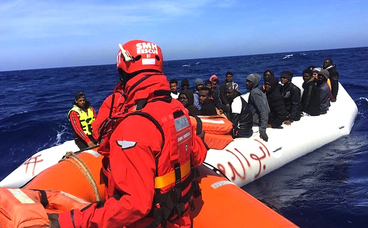Imagen de archivo del buque de rescate Aita Mari en una intervenciòn en el Mediterráneo. (SMH)