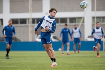 Un momento del entrenamiento de este martes en Tajonar. (C.A.OSASUNA)