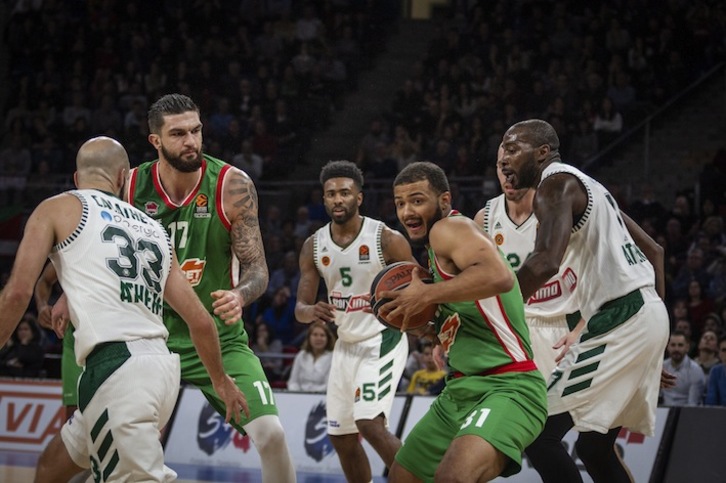Una de las visitas de Panathinaikos a Gasteiz. (Endika PORTILLO/FOKU)