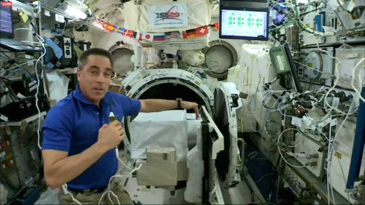El astronauta Chris Cassidy, desde la ISS, en la conexión en la que ha explicado la colocación de la cámara. (Satlantis)