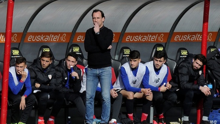 Joseba Etxeberria, en el banquillo del Bilbao Athletic. (ATHLETIC)