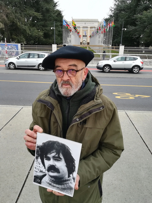 Eneko Etxeberria, con la imagen de su hermano ante la sede de la ONU en Ginebra.