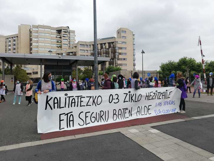 Concentración de los trabajadores del primer ciclo de Educación Infantil en Lakua. (LAB) 