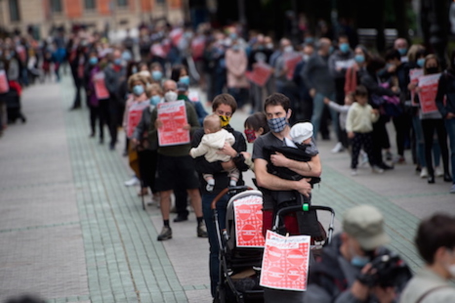 Centenares de personas han participado en la protesta contra los recortes de la oferta en euskara en las escuelas infantiles de Iruñea. (Iñigo URIZ/FOKU)