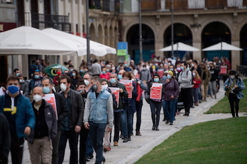 La protesta contra los recortes en la oferta de euskara en las escuelas infantiles, a su paso por la plaza del Castillo. (Iñigo URIZ/FOKU)