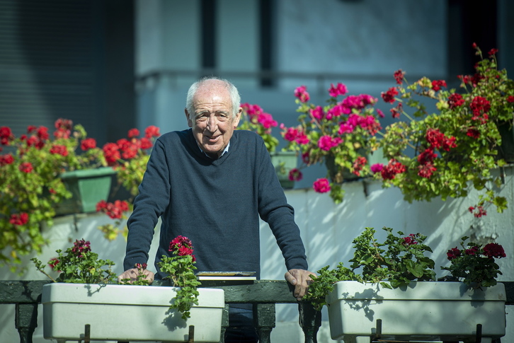 Anjel Lertxundik gazteentzat nobela idatzi du, ‘Haltzaren muinoa’. (Gorka RUBIO I FOKU)