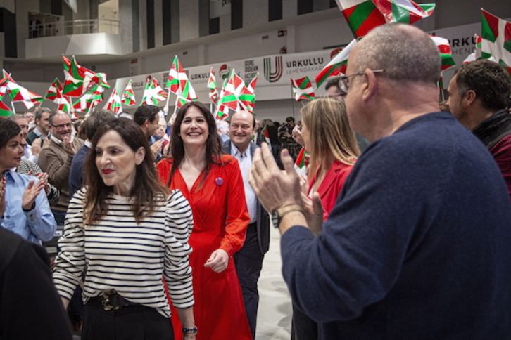 Bakartxo Tejeria, con jersey a rayas, en su presentación como candidata. (Endika PORTILLO/FOKU)