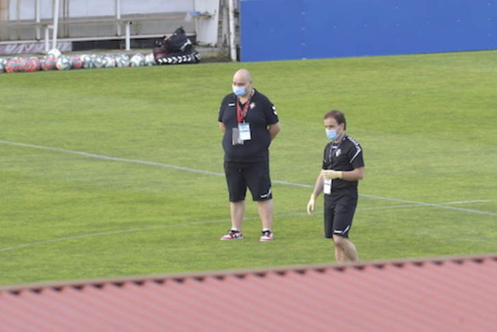 Jagoba Arrasate, con mascarilla y junto al secretario técnico Cata, dirigiendo uno de los recientes entrenamientos del equipo. (Idoia ZABALETA/FOKU)