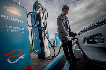 Las electrolineras están aumentando para propiciar esa transición de viejos vehículos a nuevos eléctricos. (Jaizki FONTANEDA/ FOKU) a 