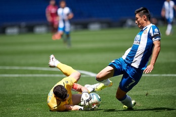 Pacheco eta Wu Lei, baloi luze baten borrokan. (LOF)