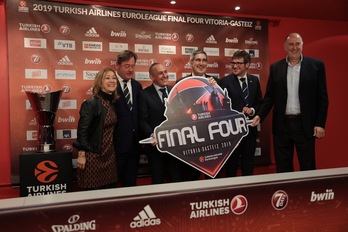 Jordi Bertomeu y Josean Kerejeta, dos de los fundadores de la Euroliga, junto con distintos responsables institucionales durante la presentación de la Final Four de Gasteiz 2019. (Endika PORTILLO / FOKU)