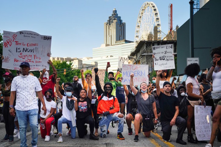 Protesta contra la violencia policial en Atlanta. (Elijah NOUVELAGE/AFP)