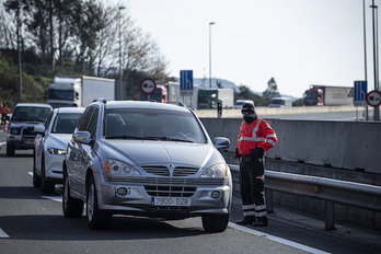 Controles de la Ertzaintza cerca de la muga con Cantabria. (Aritz LOIOLA/FOKU)