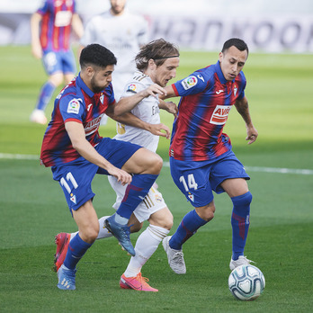 El debutante Soares y Orellana persiguen a Modrid. (SD Eibar)