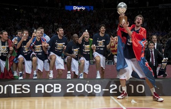 Tiago Splitter pudo despedirse del Baskonia levantando el trofeo de campeón de Liga ACB y siendo el MVP de la final. (Raúl BOGAJO /FOKU)