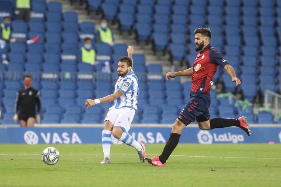 Portu cruza ante Raúl Navas. Paró Rubén.
