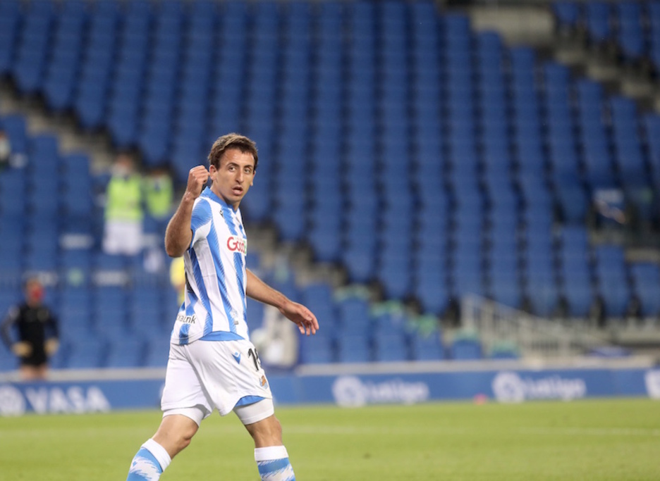 Puño en alto ante la grada vacía.