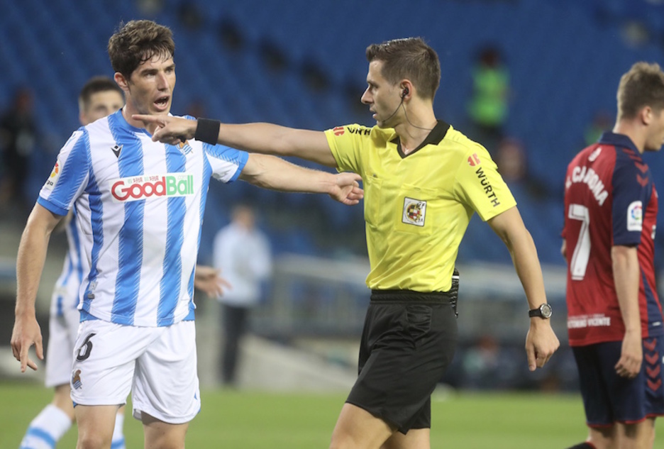 Aritz protesta una decisión arbitral.