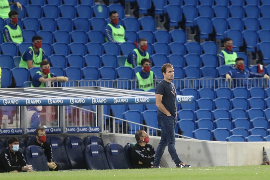 Arrasate, con los suplentes rojillos a su espalda.