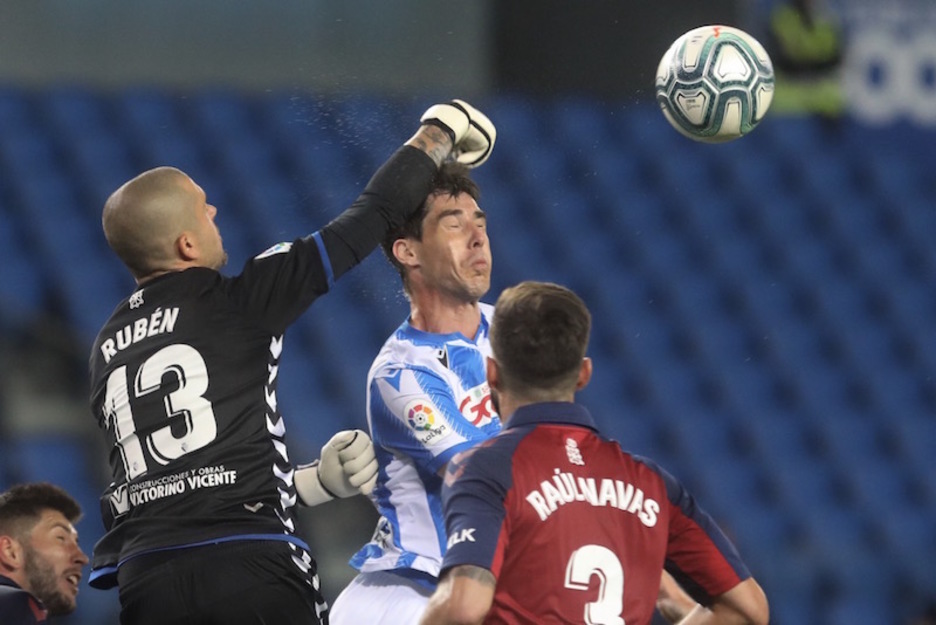 Rubén despeña de puños ante Aritz.